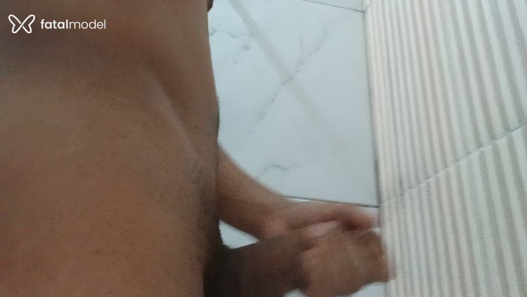 Acompanhante homem sem cabelo de olhos castanhos - Carmesim