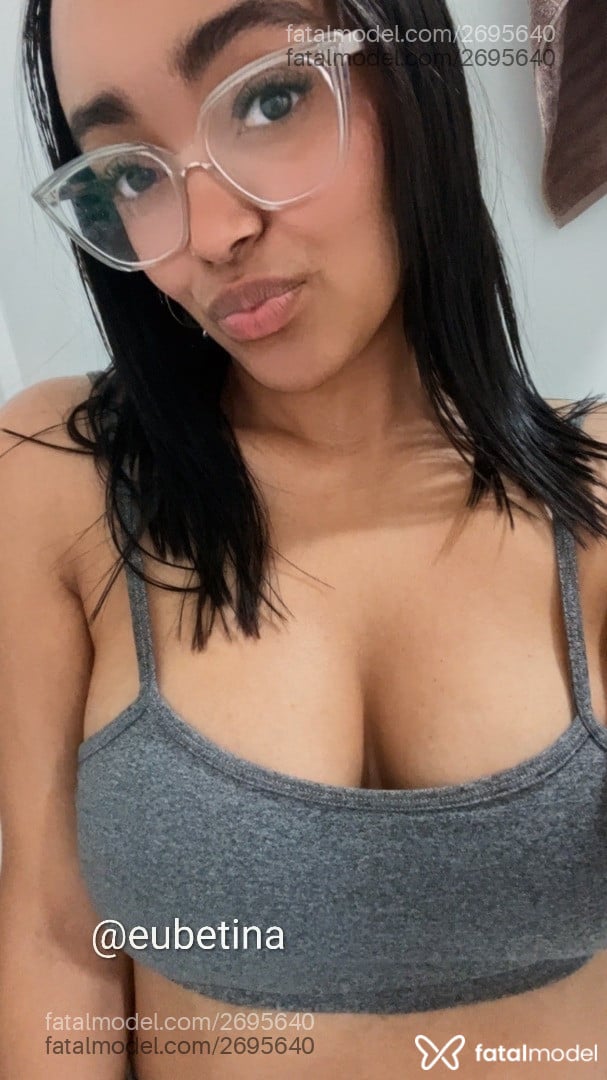 Acompanhante mulher morena (o) de olhos castanhos - Betina Albuquerque