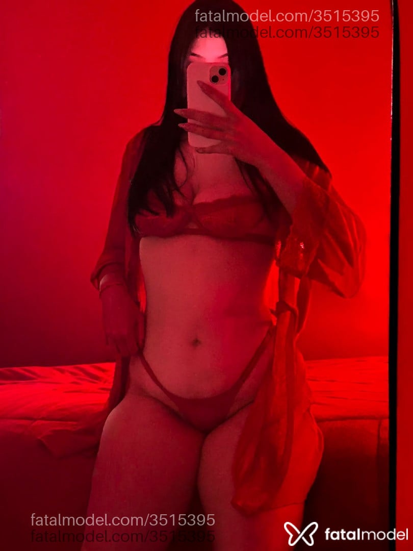 Acompanhante mulher com cabelo castanho de olhos mel - Agata