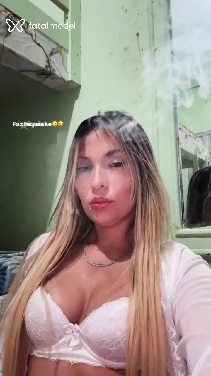 Acompanhante mulher loira (o) de olhos castanhos - Bruna