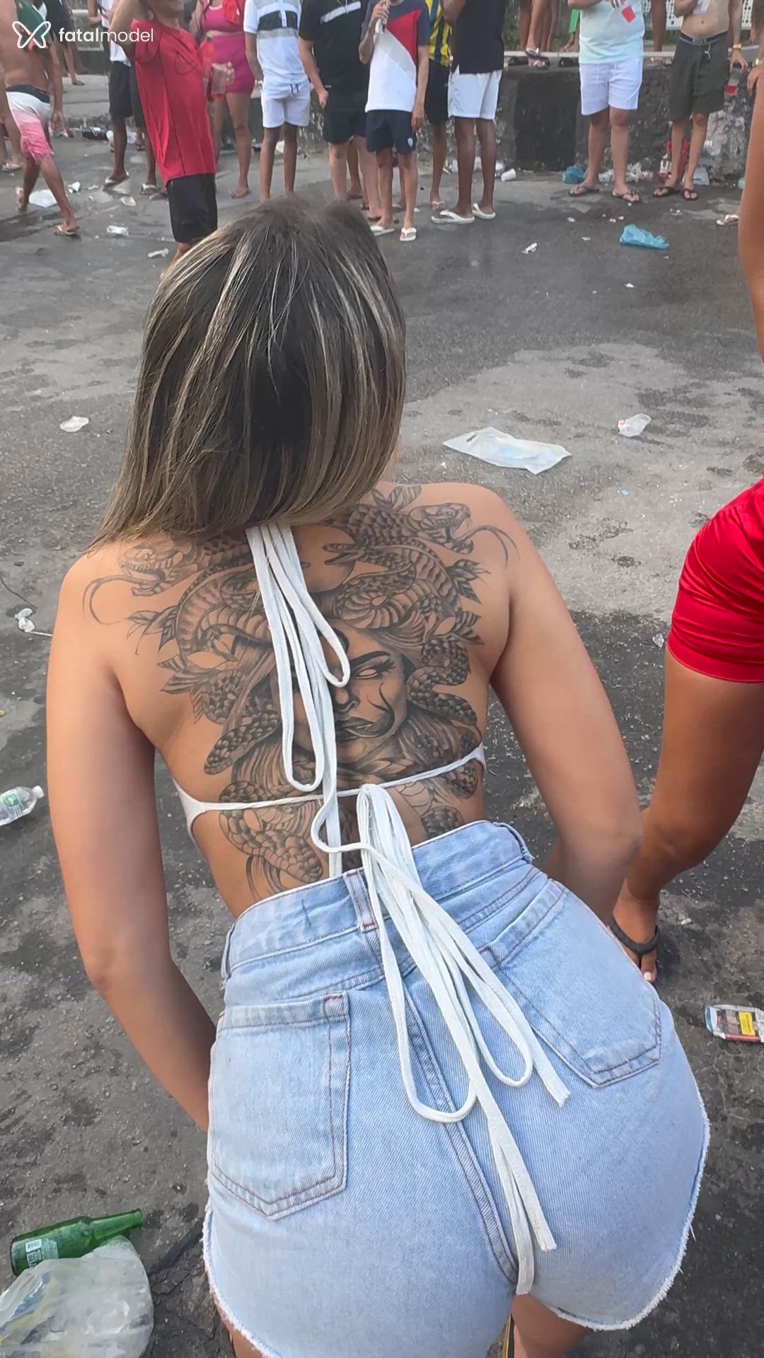 Acompanhante mulher loira (o) de olhos castanhos - Bruna