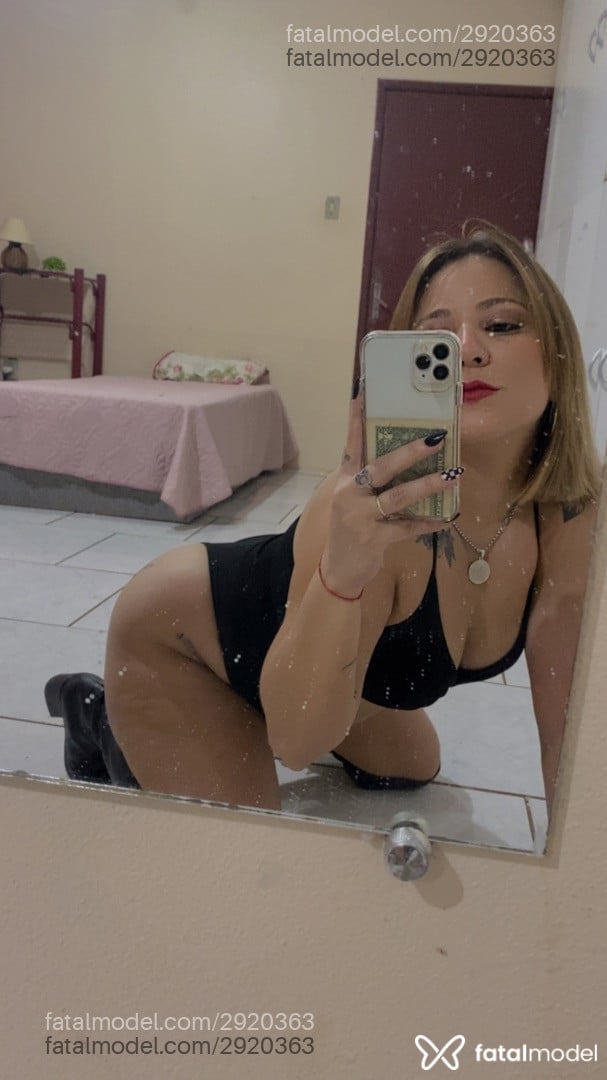 Acompanhante mulher loira (o) de olhos castanhos - Baarbii