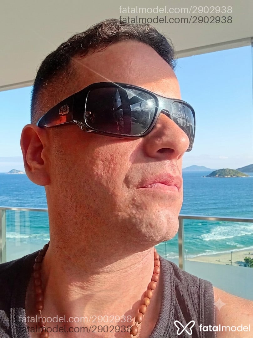 Acompanhante homem com cabelo castanho de olhos castanhos - Goldenlover