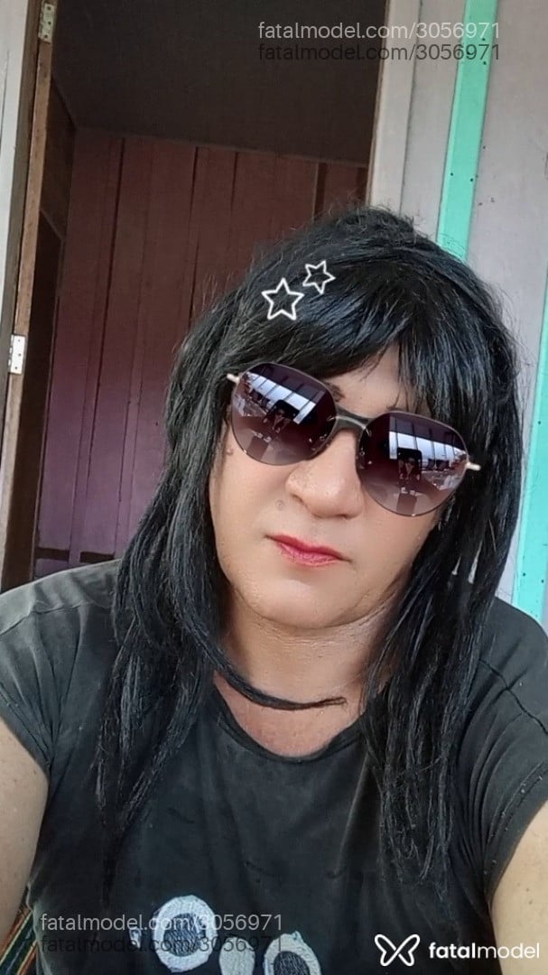 Acompanhante não-binário morena (o) de olhos castanhos - Pricila Trãs