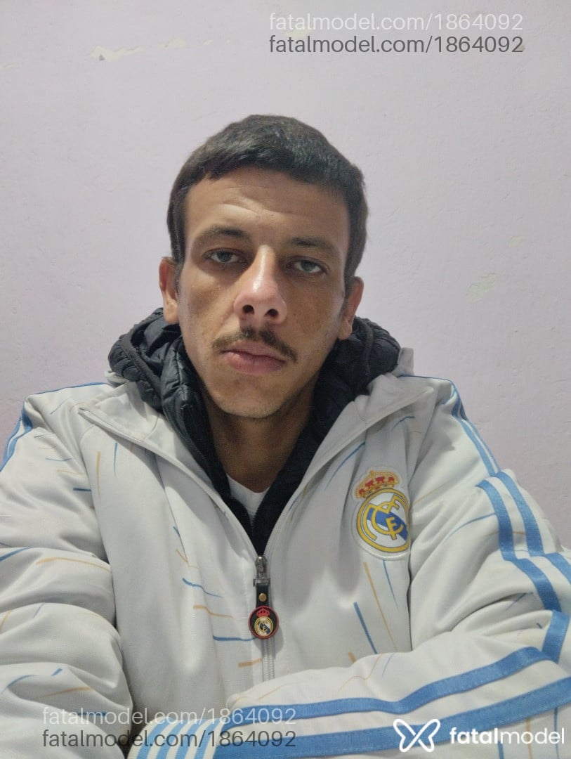 Acompanhante homem com cabelo castanho de olhos verdes - Vitor