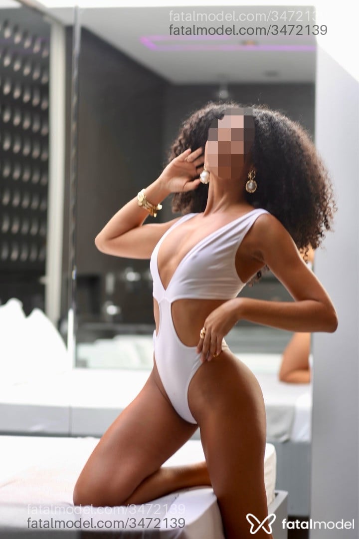 Acompanhante mulher morena (o) de olhos pretos - Tália Acompanhante mulher morena (o) de olhos pretos - Tália