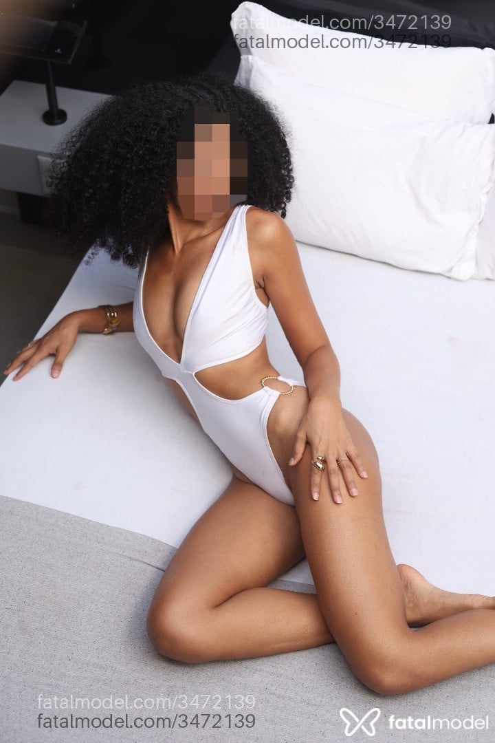 Acompanhante mulher morena (o) de olhos pretos - Tália Acompanhante mulher morena (o) de olhos pretos - Tália