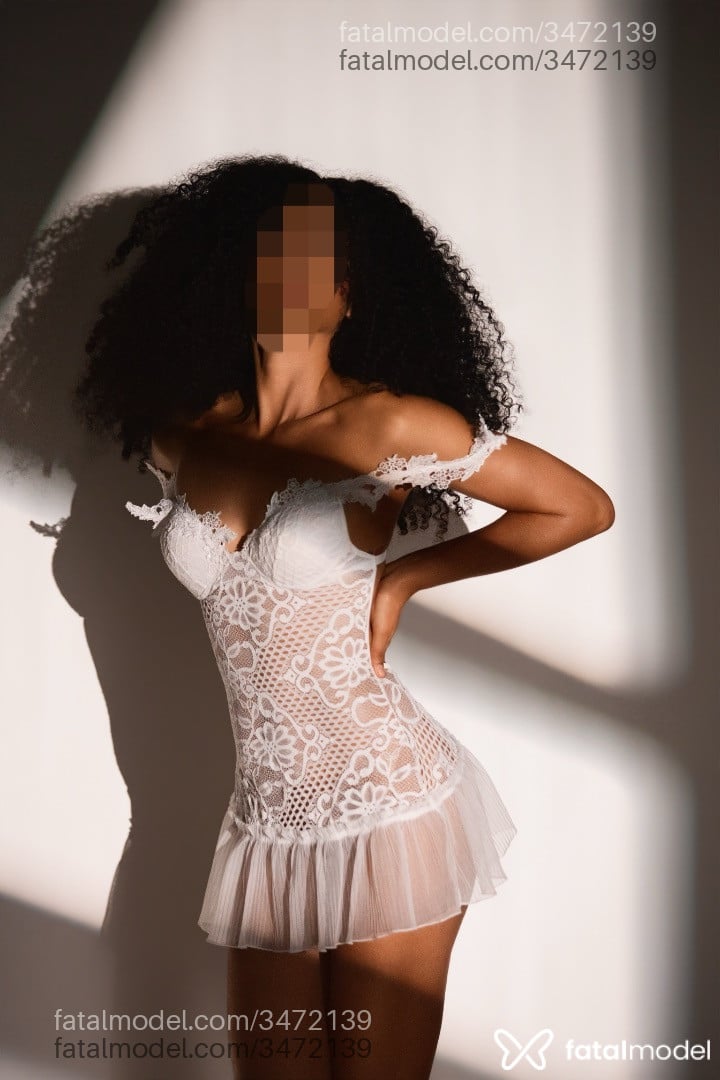 Acompanhante mulher morena (o) de olhos pretos - Tália Acompanhante mulher morena (o) de olhos pretos - Tália