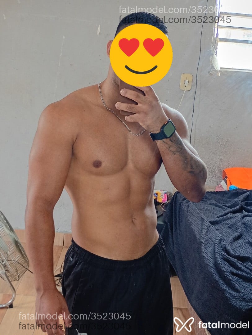 Acompanhante homem com cabelo castanho de olhos pretos - Maicon