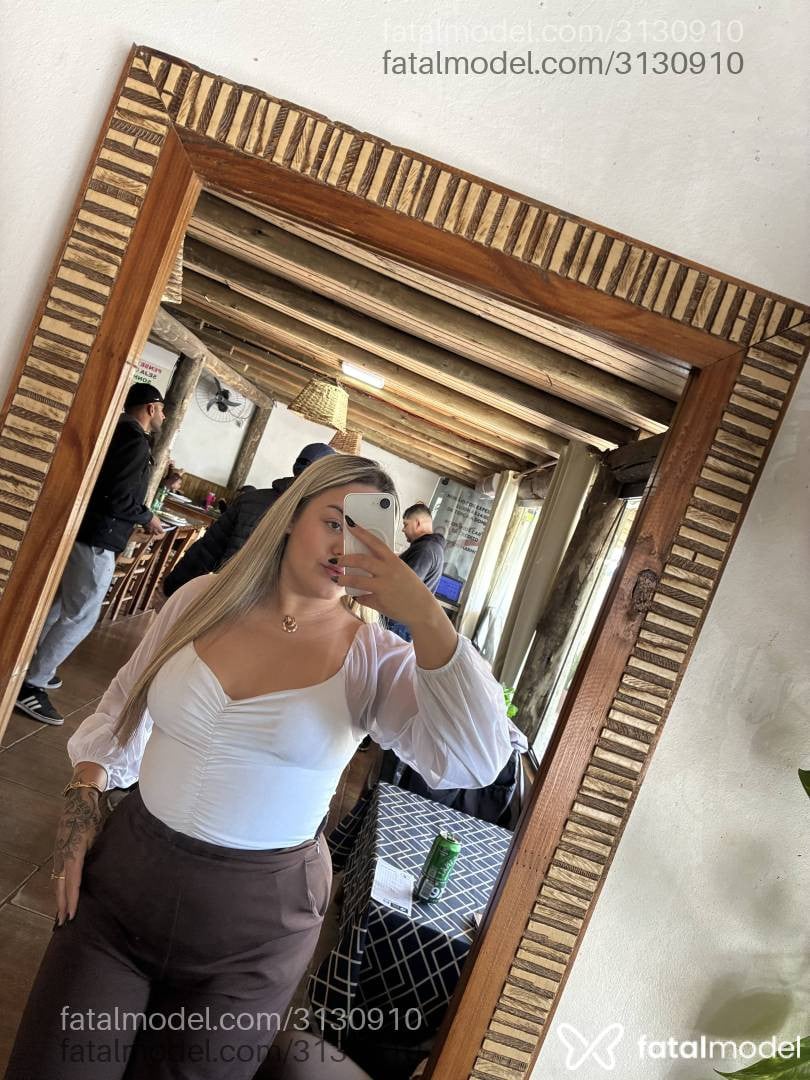 Acompanhante mulher loira (o) de olhos castanhos - Luiza