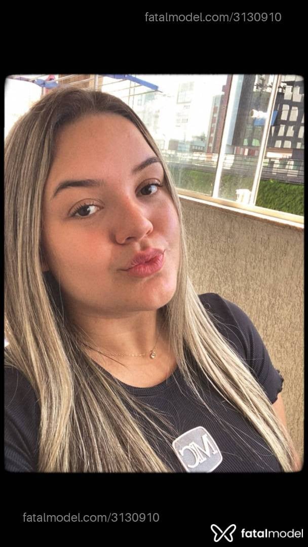 Acompanhante mulher loira (o) de olhos castanhos - Luiza