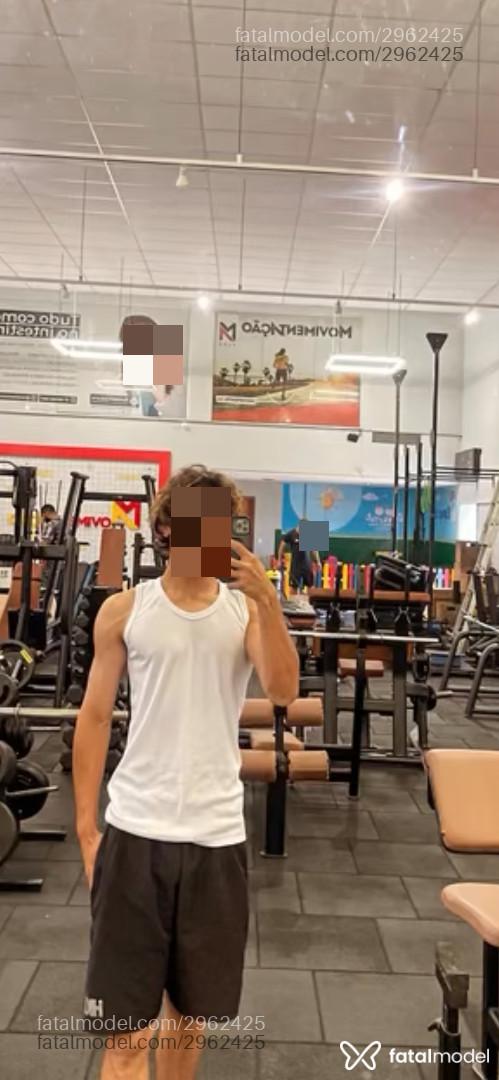 Acompanhante homem com cabelo castanho de olhos castanhos - Idtrem