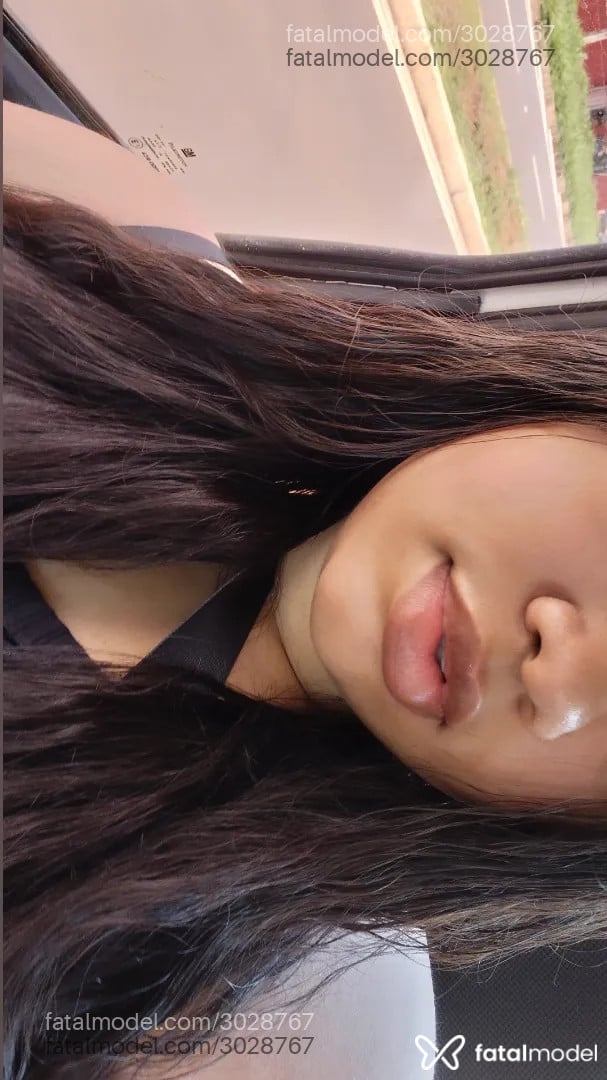 Acompanhante mulher com cabelo colorido de olhos castanhos - Néffera