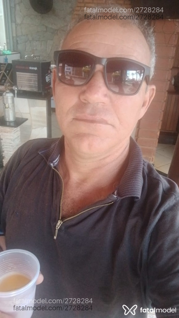 Acompanhante não-binário sem cabelo de olhos pretos - Roberto Carlos