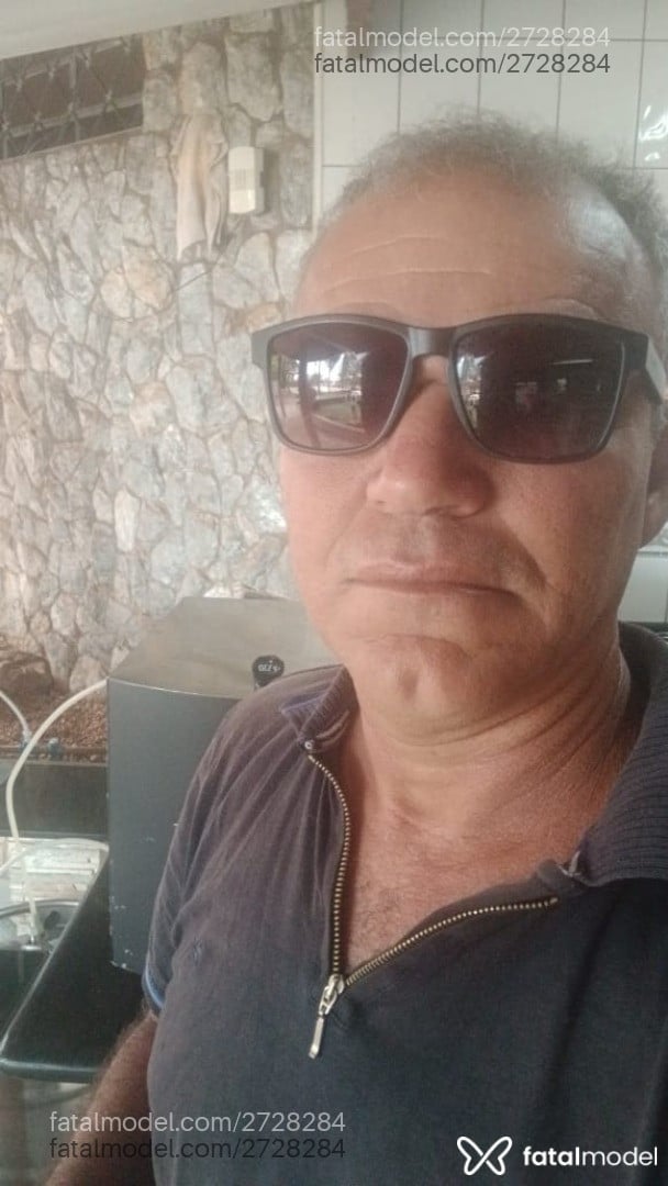 Acompanhante não-binário sem cabelo de olhos pretos - Roberto Carlos