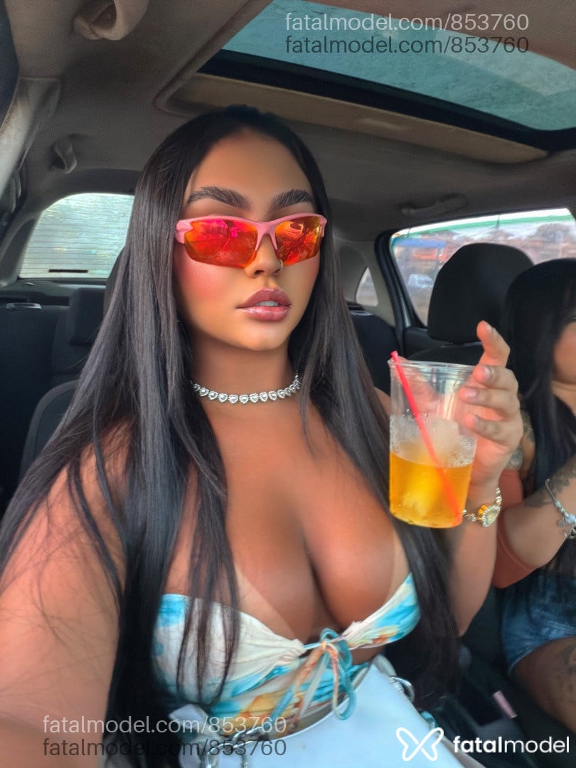 Acompanhante mulher trans morena (o) de olhos azuis - Carolayne