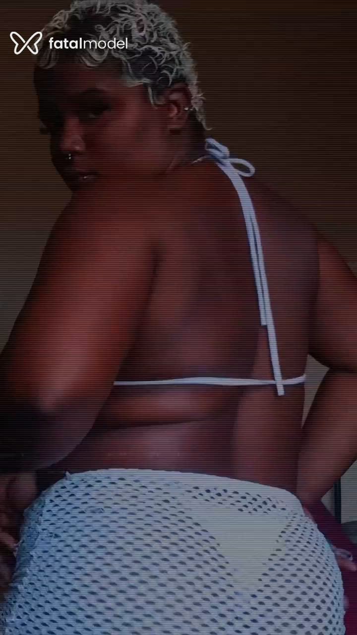 Acompanhante mulher loira (o) de olhos pretos - Cacau Lopes