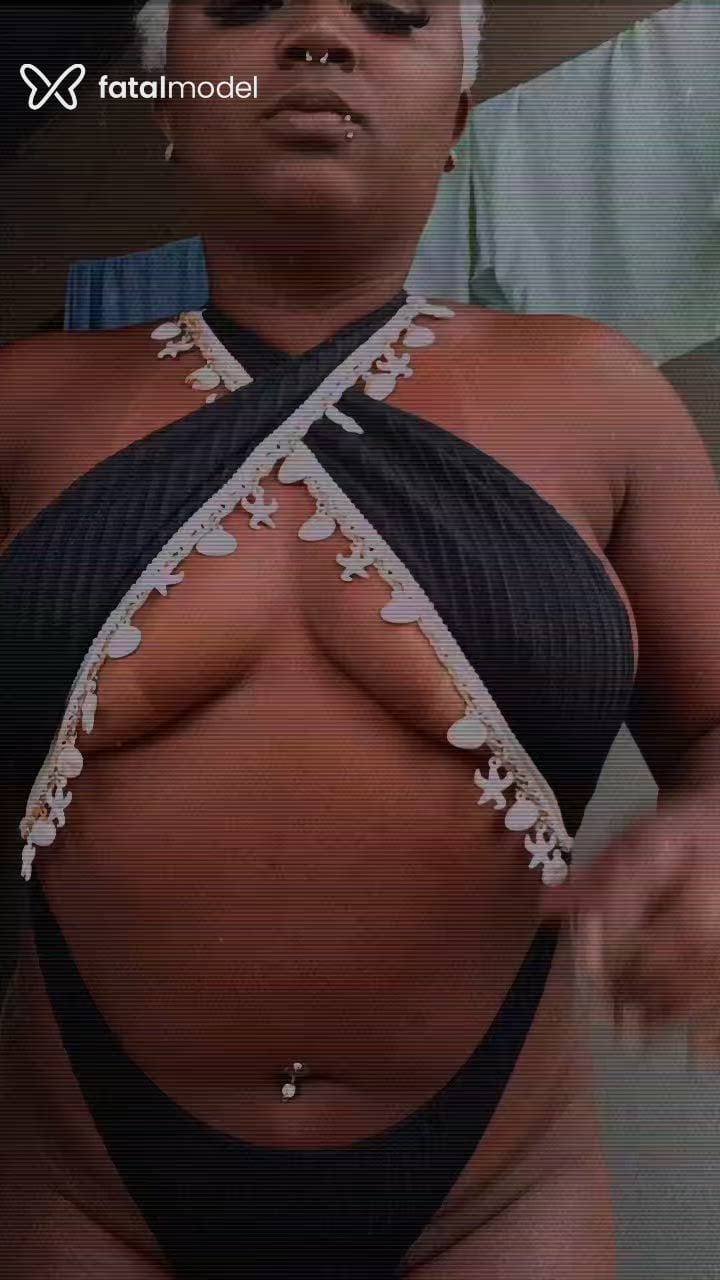 Acompanhante mulher loira (o) de olhos pretos - Cacau Lopes