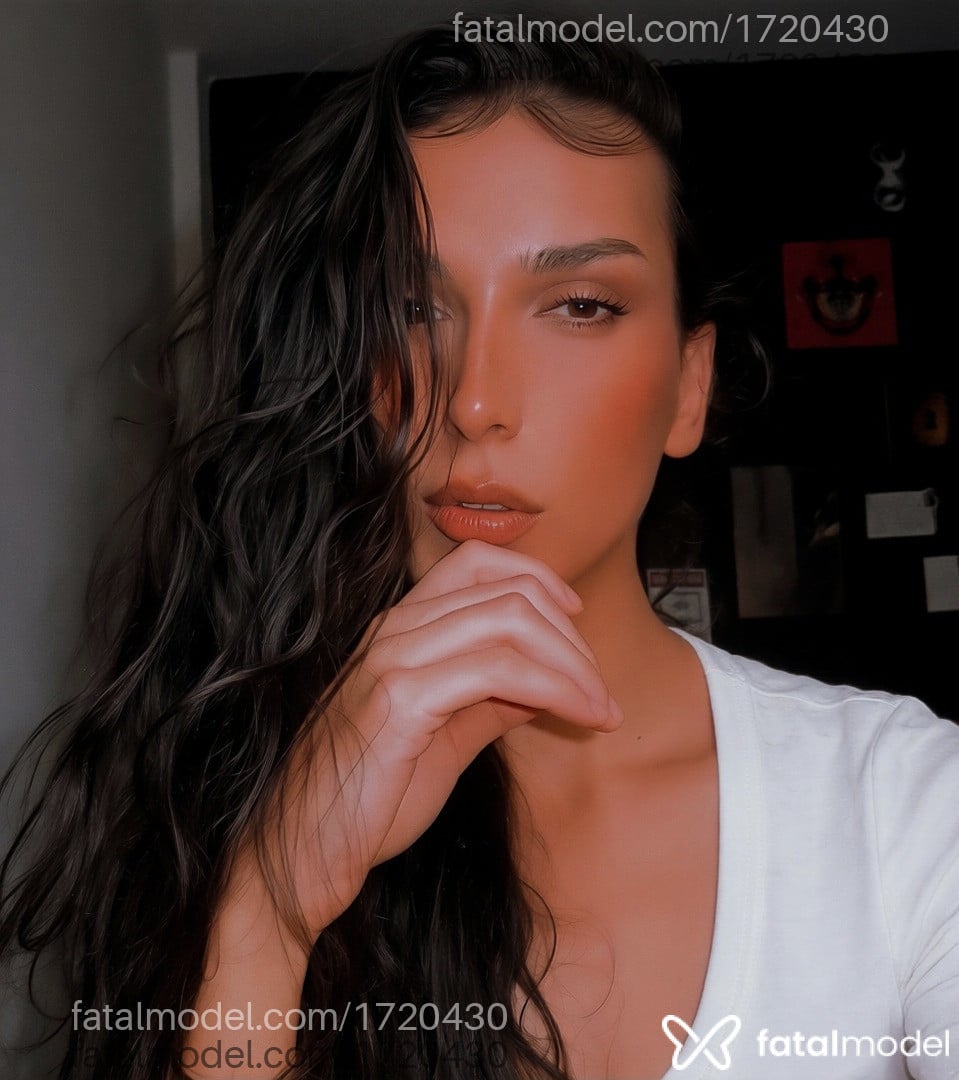Acompanhante mulher trans morena (o) de olhos castanhos - Lua