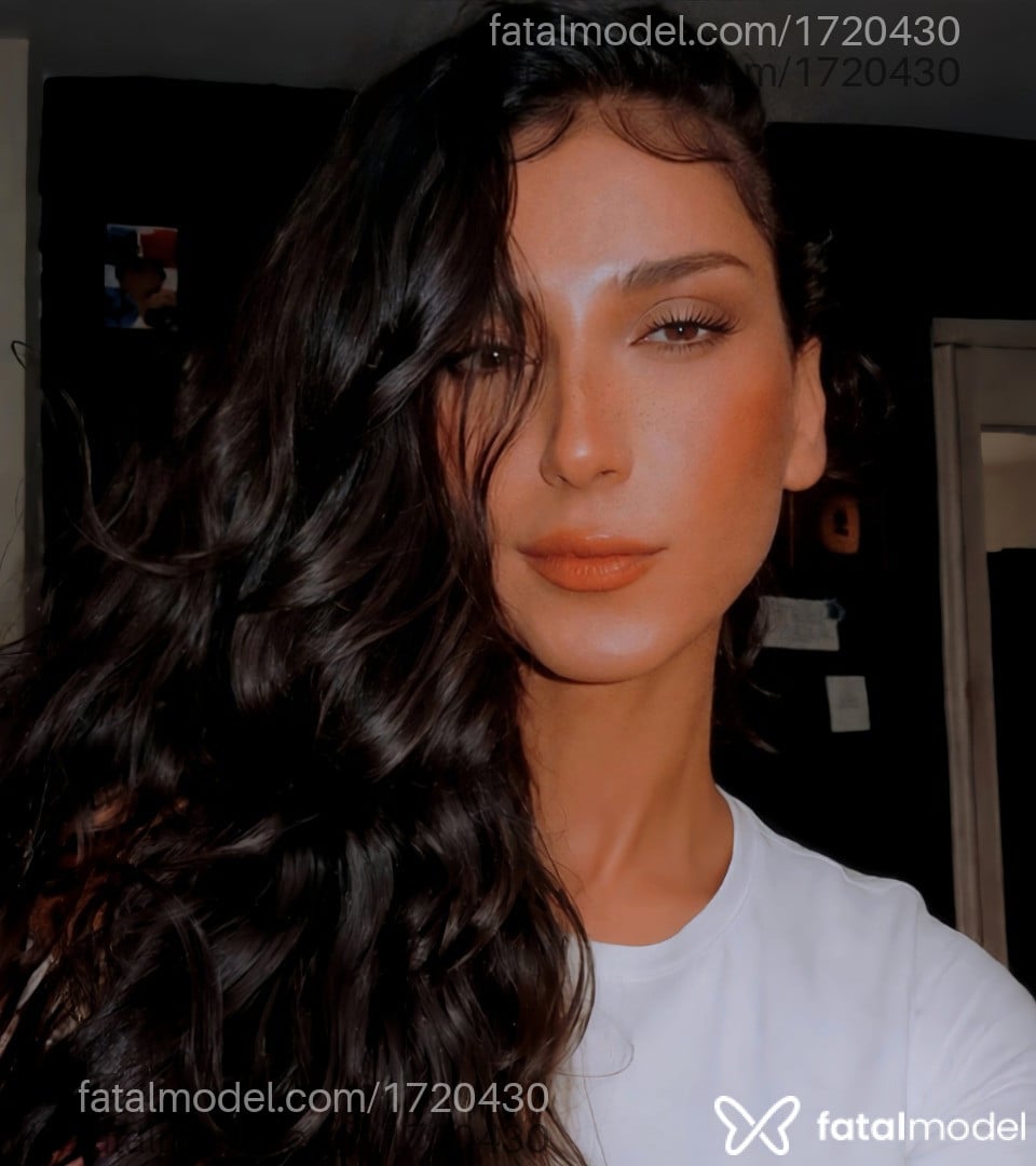 Acompanhante mulher trans morena (o) de olhos castanhos - Lua