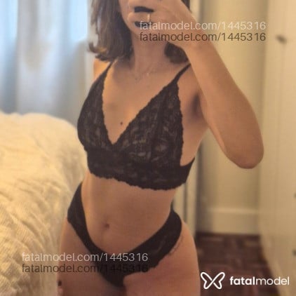 Acompanhante mulher morena (o) de olhos castanhos - Karen Santana