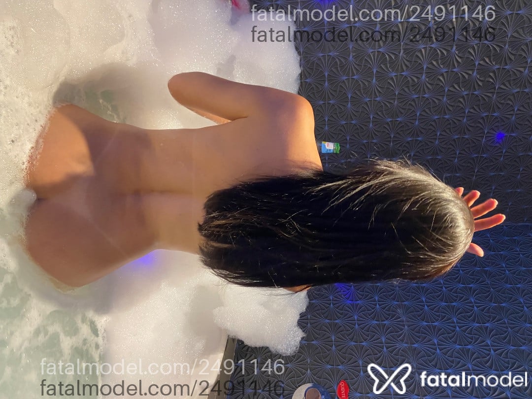 Acompanhante mulher com cabelo castanho de olhos mel - Adri Ane