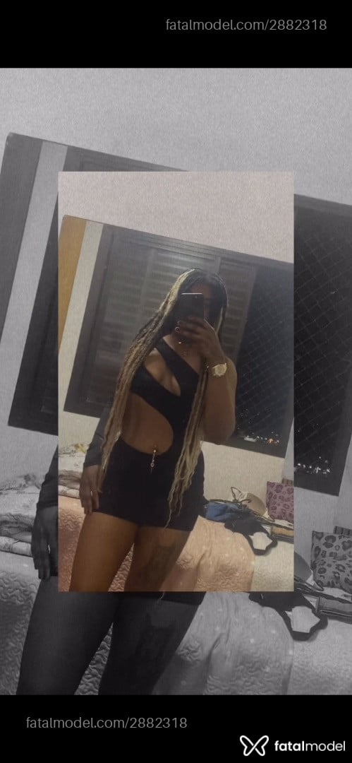Acompanhante mulher com cabelo colorido de olhos castanhos - Pretah