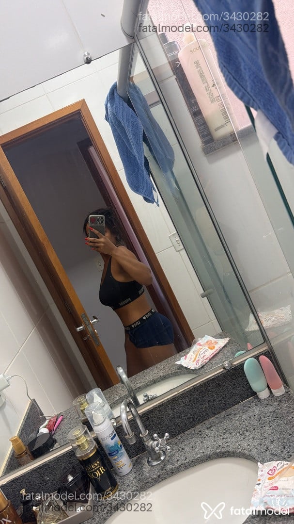 Acompanhante mulher morena (o) de olhos pretos - Ludmilla Acompanhante mulher morena (o) de olhos pretos - Ludmilla