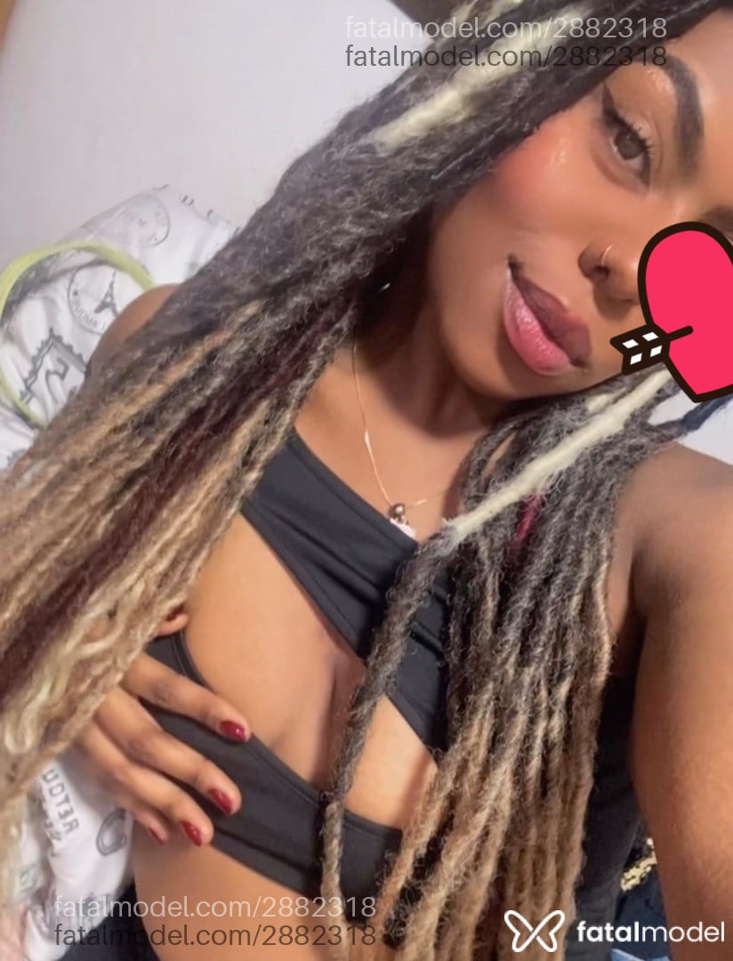 Acompanhante mulher com cabelo colorido de olhos castanhos - Pretah