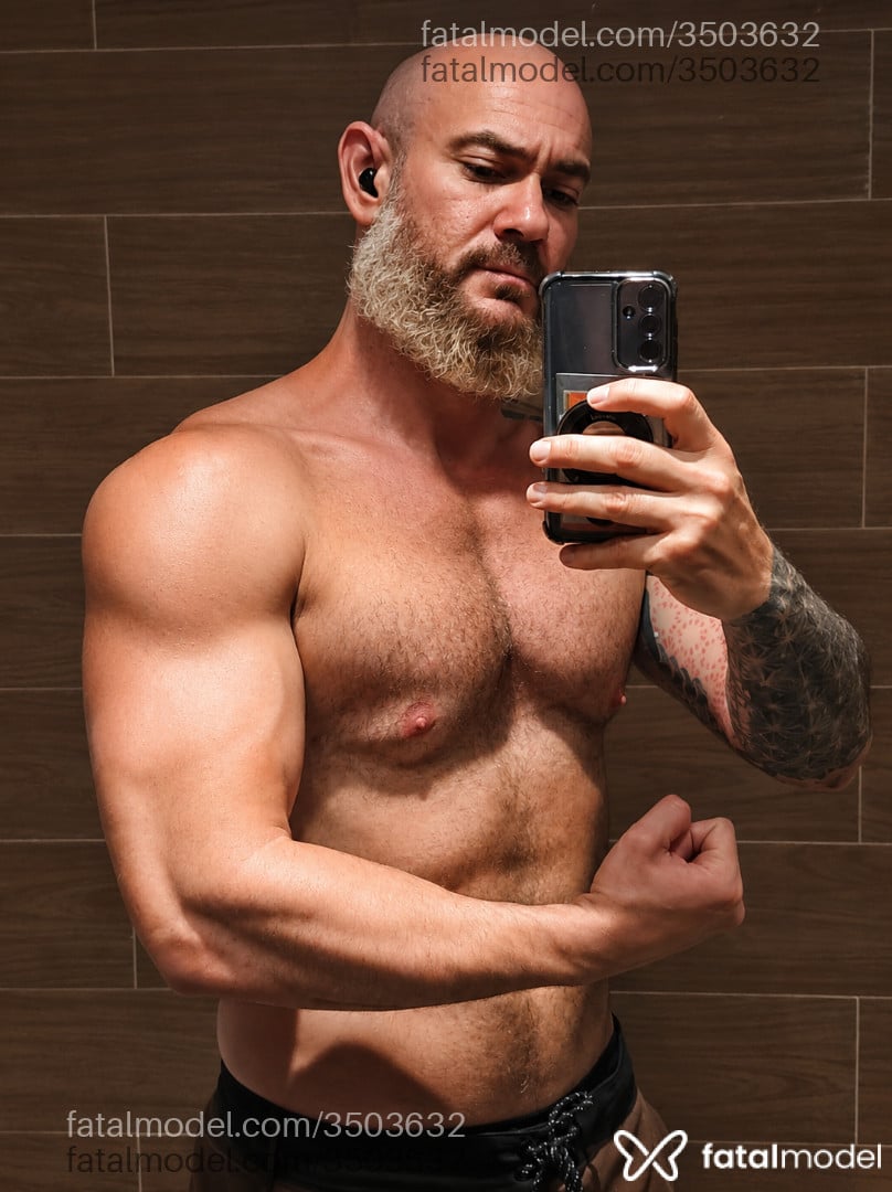 Acompanhante homem sem cabelo de olhos castanhos - Rphernands