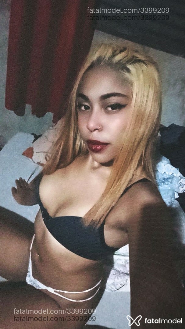 Acompanhante mulher loira (o) de olhos castanhos - Kayne