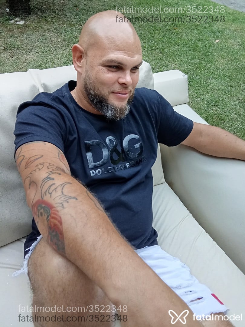 Acompanhante homem sem cabelo de olhos verdes - Heitor Reis