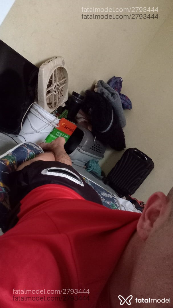 Acompanhante homem com cabelo castanho de olhos castanhos - Francês