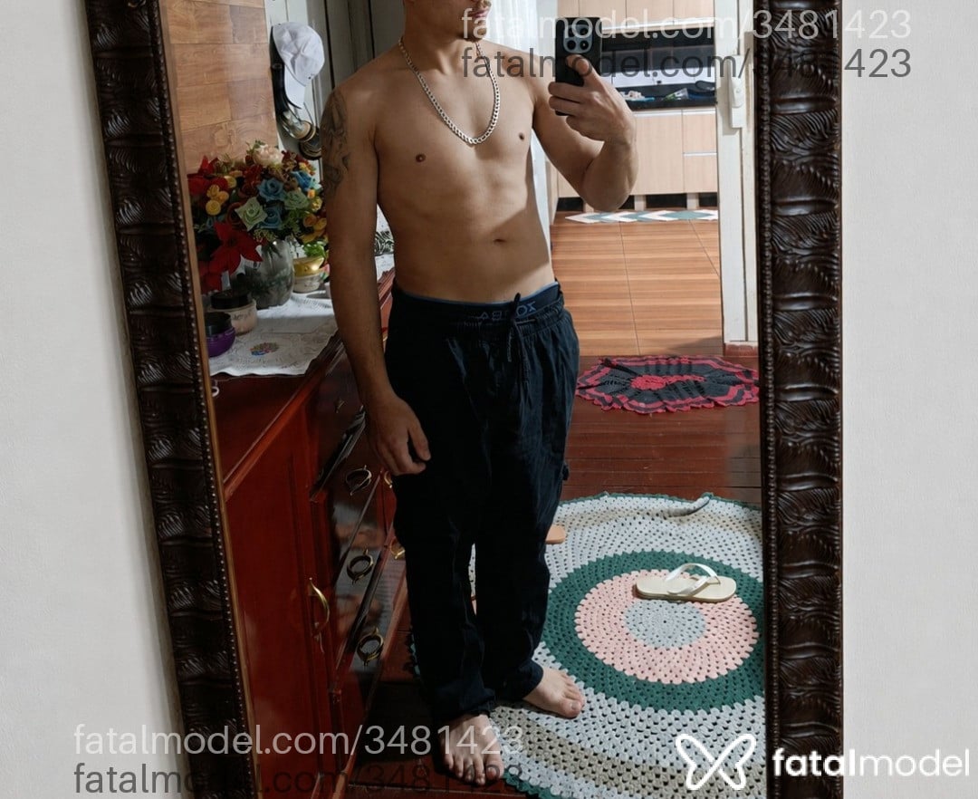 Acompanhante homem com cabelo castanho de olhos verdes - Bigode