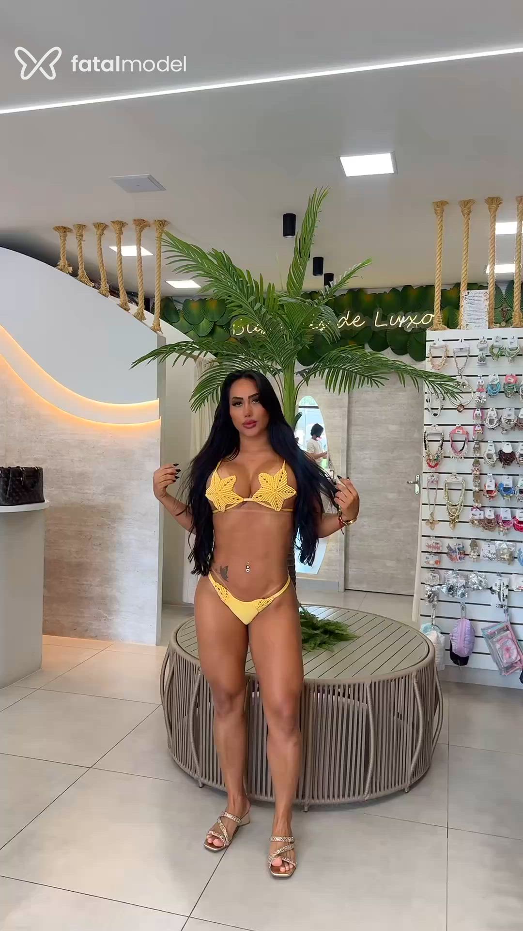 Acompanhante mulher morena (o) de olhos pretos - Nadine Borges Acompanhante mulher morena (o) de olhos pretos - Nadine Borges