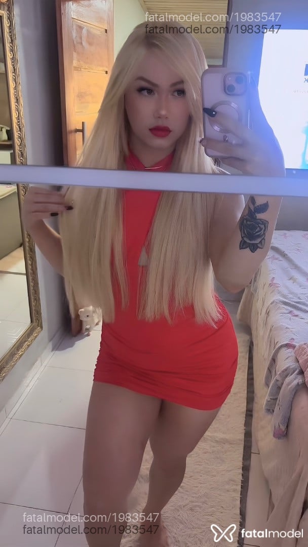 Acompanhante mulher trans com cabelo castanho de olhos verdes - Branquinhaa