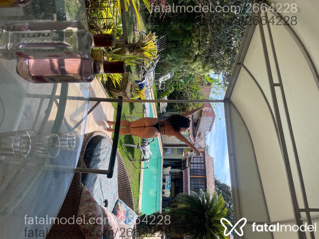 Acompanhante mulher morena (o) de olhos castanhos - Maialins