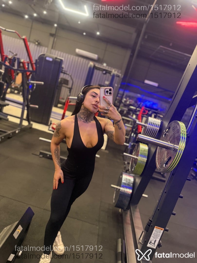 Acompanhante mulher morena (o) de olhos pretos - Babi Webber