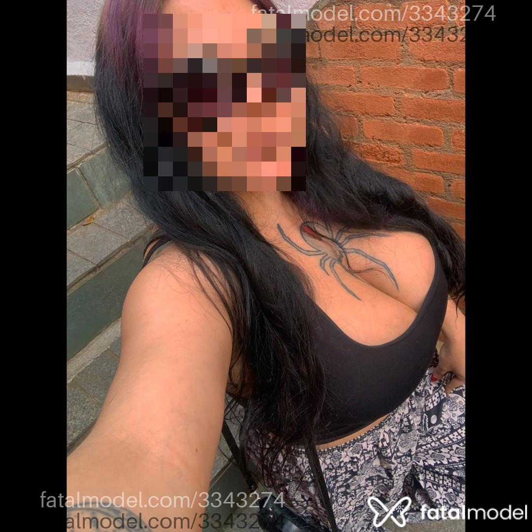 Acompanhante mulher com cabelo colorido de olhos castanhos - Abby Dooll