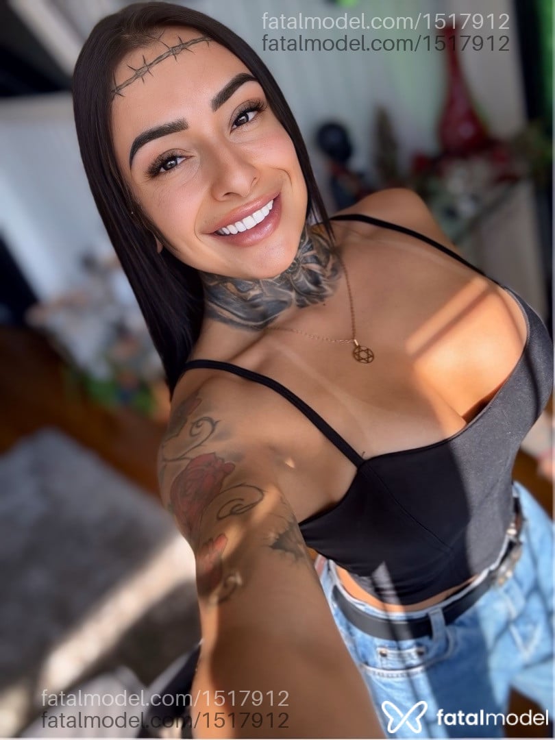 Acompanhante mulher morena (o) de olhos pretos - Babi Webber