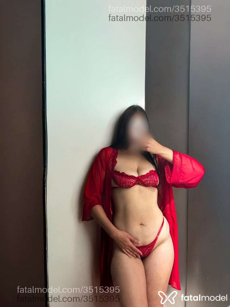 Acompanhante mulher com cabelo castanho de olhos mel - Agata