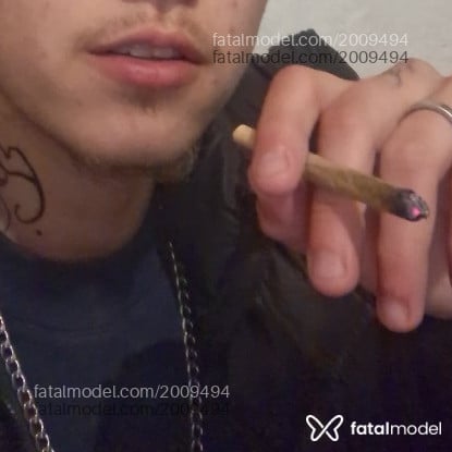 Acompanhante homem trans com cabelo castanho de olhos castanhos - Nate
