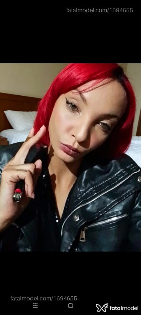Acompanhante mulher com cabelo castanho de olhos verdes - Clari