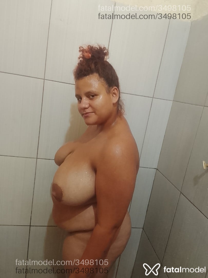 Acompanhante mulher com cabelo colorido de olhos castanhos - Ana Clara Teles