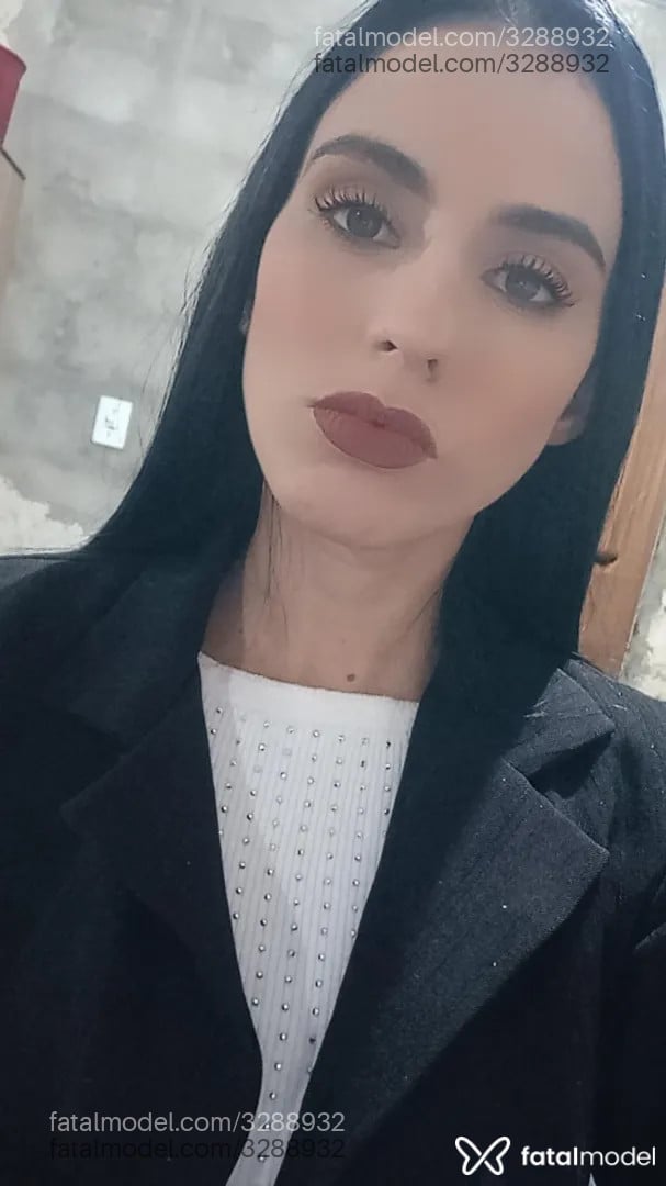 Acompanhante mulher com cabelo castanho de olhos castanhos - Helora Almeida
