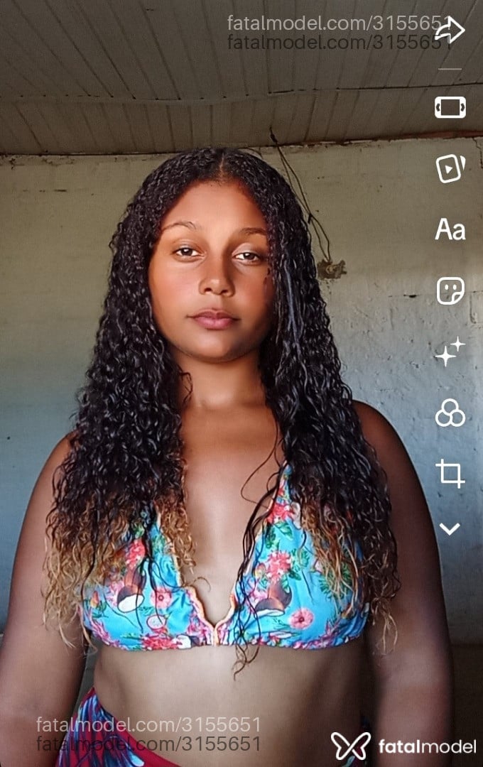 Acompanhante mulher morena (o) de olhos pretos - Maya Alice