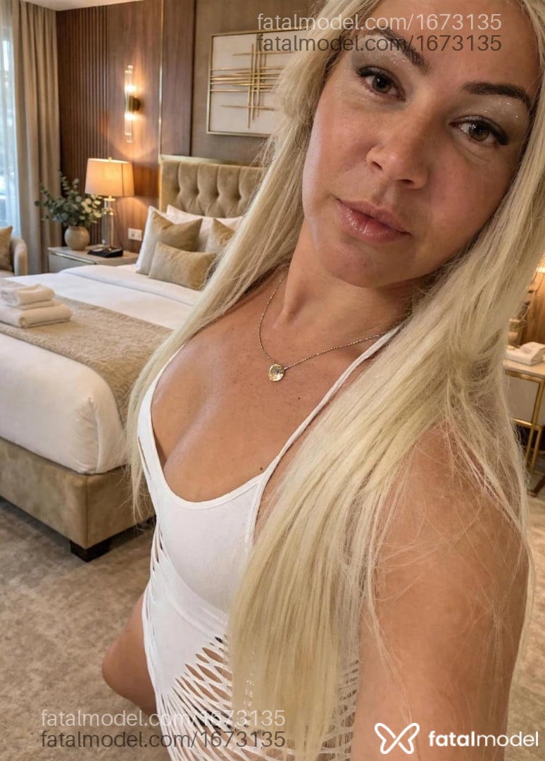Acompanhante travesti com cabelo castanho de olhos mel - Adriana Liário Acompanhante travesti com cabelo castanho de olhos mel - Adriana Liário