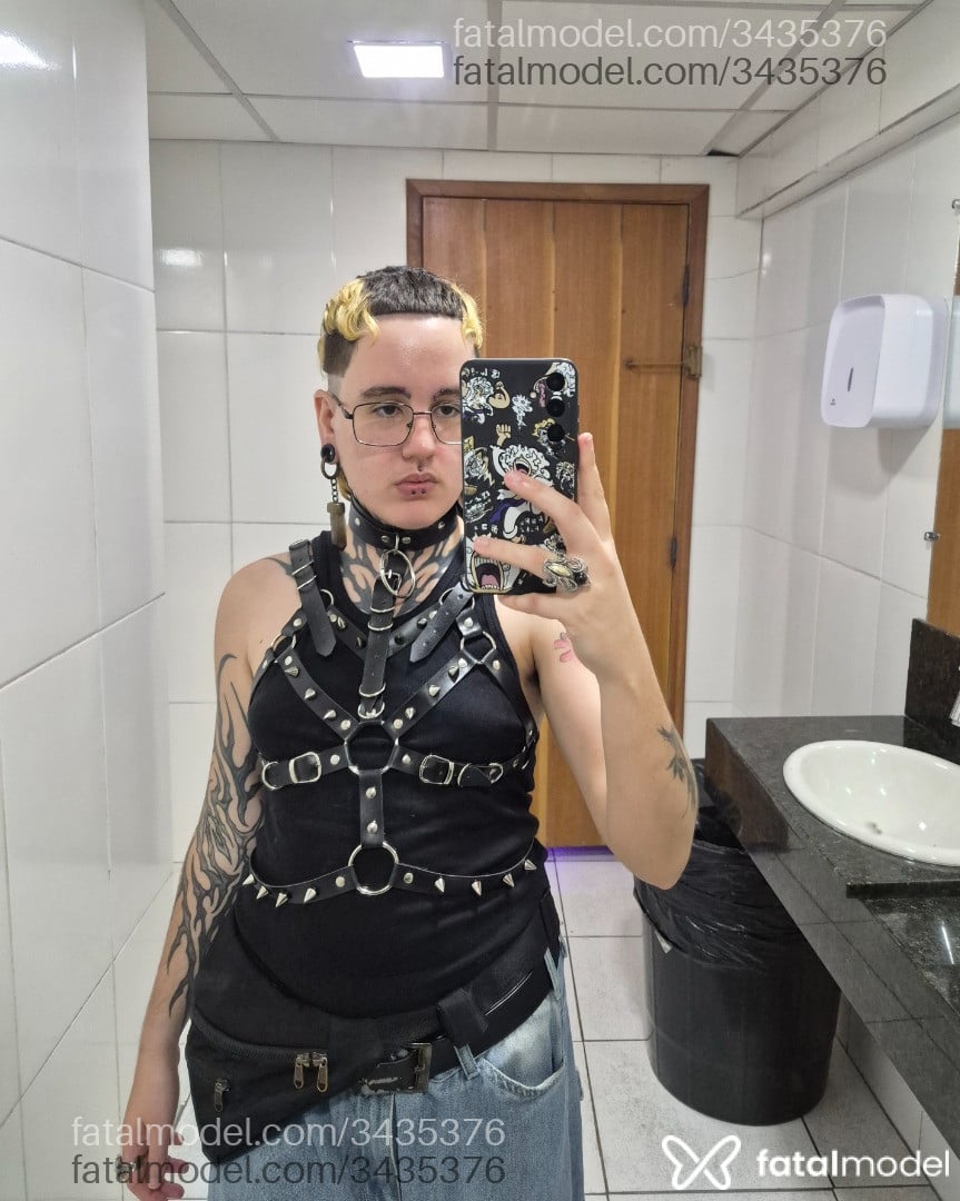 Acompanhante não-binário com cabelo castanho de olhos castanhos - Vitin