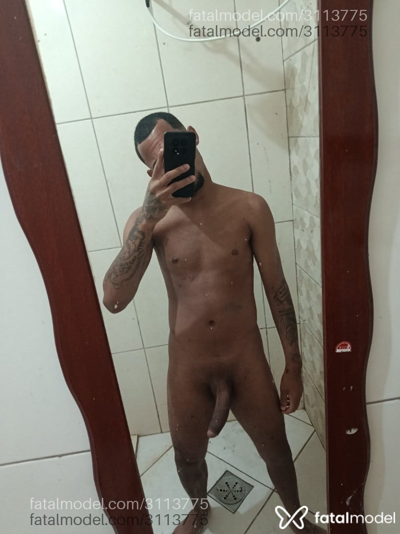 Acompanhante homem com cabelo castanho de olhos castanhos - Miqueias Acompanhante homem com cabelo castanho de olhos castanhos - Miqueias