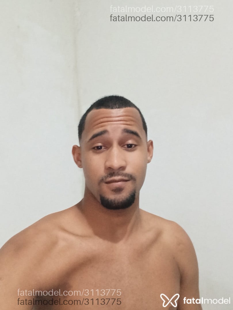 Acompanhante homem com cabelo castanho de olhos castanhos - Miqueias Acompanhante homem com cabelo castanho de olhos castanhos - Miqueias